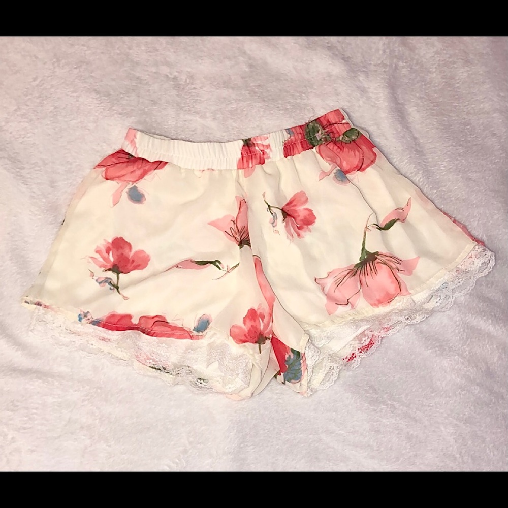 Cream floral shorts w/ lace trimmings